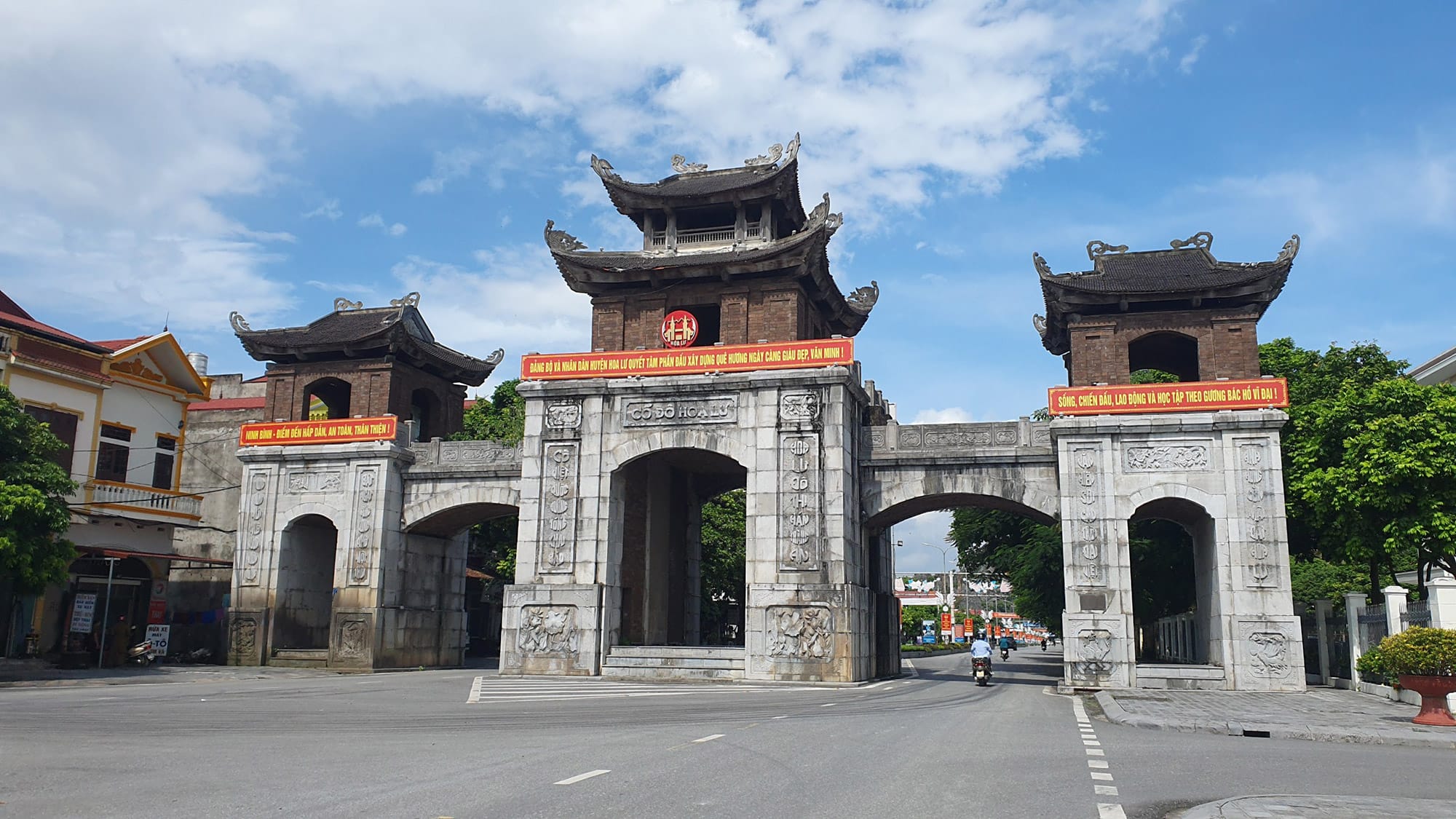 Cổng tam quan cố đô Hoa Lư Cổng tam quan cố đô Hoa Lư